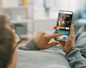 Person informiert sich auf der DigiSucht-Website