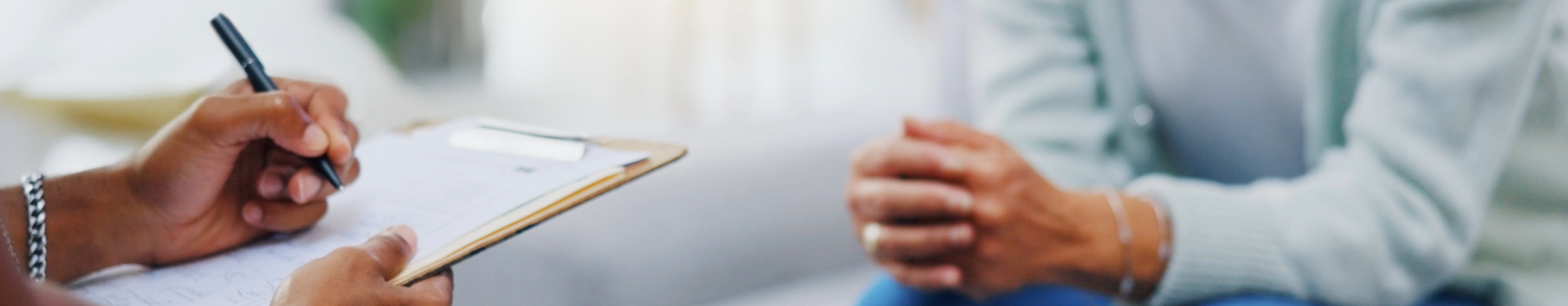 Gesprächssituation als Symbol für den Unterschied zwischen Suchtberatung und Suchttherapie