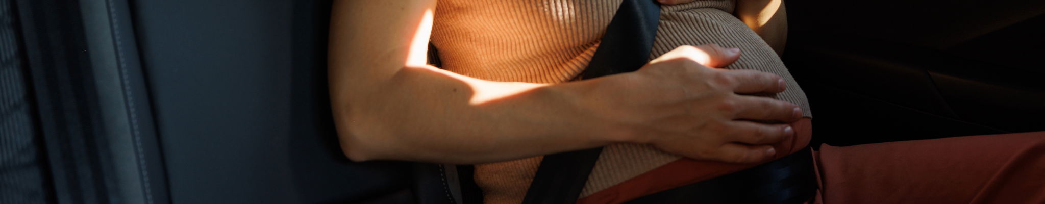 Bild einer schwangeren Frau in einem Auto.